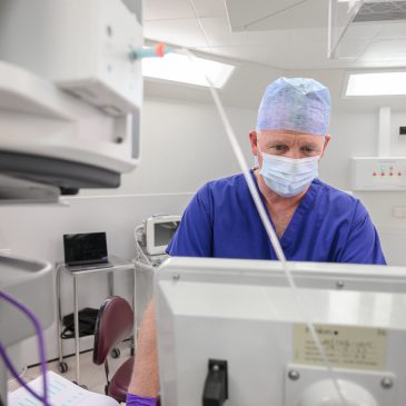 A surgeon looks at a monitor in theatre
