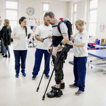 Eksoskeleton walking suit in use