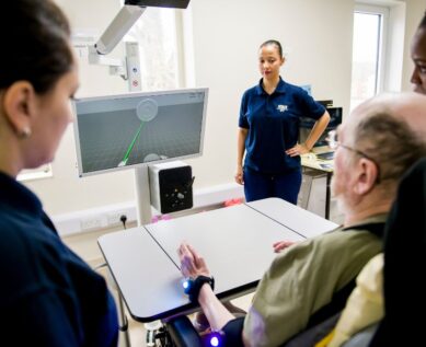 Patient taking part in cognitive virtual therapy